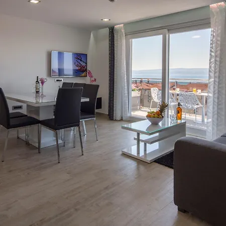 The Seasons أوميس