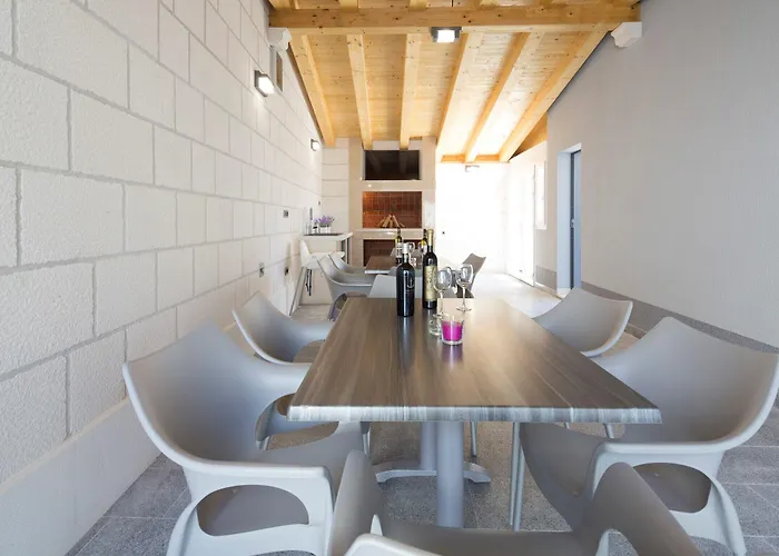 The Seasons أوميس